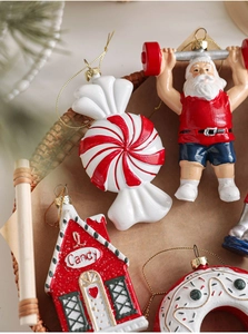 Primer plano de adornos navideños coloridos con Papá Noel y casa de dulces temática