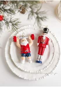 Detalle de adornos de Papá Noel y el Cascanueces en platos de cerámica blanca