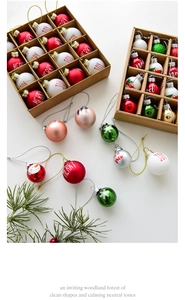 Dettaglio di palline di Natale in vetro colorato in scatola con rami di pino festivi