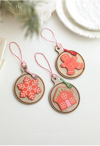 Set di 3 decorazioni natalizie in legno con omino di pan di zenzero e casetta