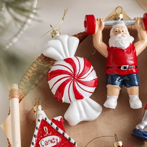 Adornos navideños pintados en rojo y blanco con Papá Noel y caramelos para el árbol