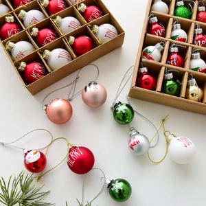 Set di palline di Natale colorate con decorazioni festive e auguri natalizi