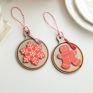 Decorazioni natalizie in legno da appendere con motivi di fiocchi di neve e omino pan di zenzero