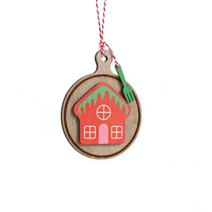 Decorazione natalizia tonda in legno stile nordico con casetta rossa e dettaglio verde