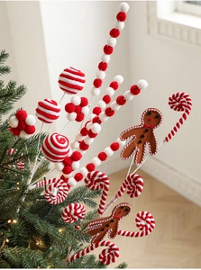 Détail de pics de Noël avec bonhomme en pain d'épices en feutre et sucettes rayées