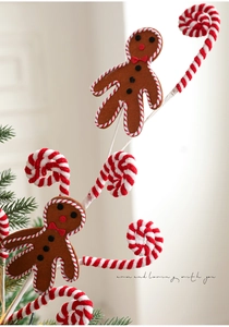 Détail d'un bonhomme de pain d'épices et d'un sucre d'orge en feutrine de Noël