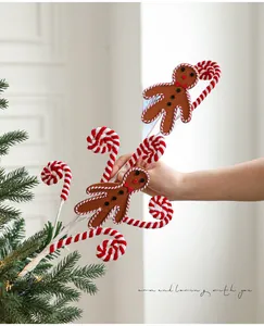 Détail de tiges décoratives de Noël avec bonhomme en pain d'épice et spirales bicolores