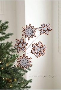 Détail de pics flocon de neige style pain d'épices avec dentelle blanche pour sapin de Noël