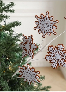 Gros plan de flocons de neige en feutre blanc sur tiges pour décor de sapin de Noël