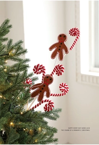Détail d'un bonhomme de pain d'épices et d'un sucre d'orge dans un sapin de Noël