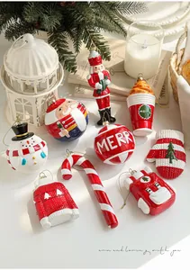 Details von neun festlichen Weihnachtsanhängern mit Weihnachtsmann, Schneemann und Formen