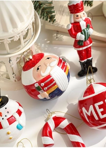 Detailaufnahme von Weihnachtsmann- und Schneemann-Anhängern für den Weihnachtsbaum