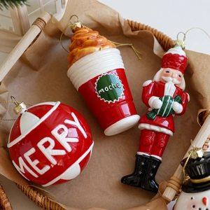 Festliches Weihnachtsbaum-Ornament-Set mit Keramik-Weihnachtsmann und roten Kugeln