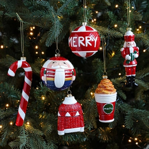 6er-Set Weihnachtsanhänger mit Nussknacker und Mocha-Motiven am beleuchteten Tannenbaum