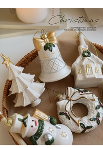 Vue détaillée d'un ensemble de pendentifs de Noël blancs avec cordons dorés