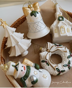 Détails des ornements de Noël blancs et verts avec texture givrée et pailletée