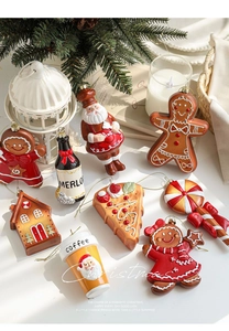 Décorations de sapin de Noël détaillées avec figurines de pain d'épices et Père Noël