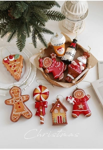 Détails d'un assortiment de figurines de pain d'épices et décorations de Noël festives