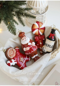 Gros plan de pendentifs bonhomme de pain d'épices et Père Noël dans un panier de fête