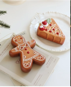 Gros plan d'un bonhomme de pain d'épices et d'un gâteau décoratif avec cordons dorés