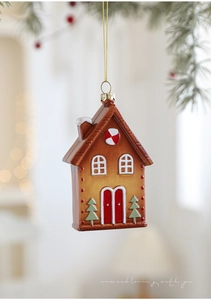 Détail d'une décoration de maison en pain d'épices de Noël avec toit enneigé et cordon