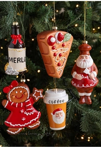 Détails d'ornements de bonhomme de pain d'épice et Père Noël avec lumières festives