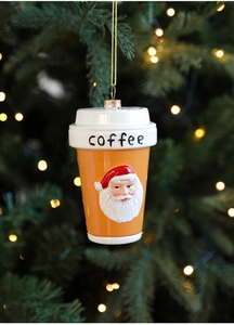 Détail d'une décoration de sapin en forme de tasse à café avec motif Père Noël