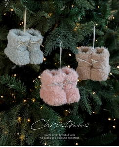 Pluche kerstlaarsjes in grijs, roze en bruin met zilveren strikken aan de boom