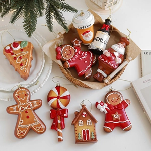 Charmantes décorations de Noël avec bonhomme de pain d'épice et Père Noël festif
