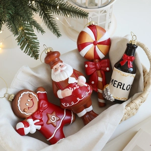 Set de suspensions sapin de Noël bonhomme de pain d'épices, Père Noël et Merlot