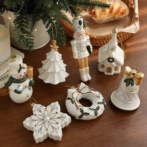 Ornements de Noël Suspendus en Plastique Blanc Künstliche Perle Paillettes Bonhomme de Neige Casse-Noisette Cloche Église pour Déco Fête