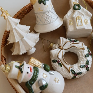 Lot de 5 ornements de Noël en résine blanche avec détails festifs de feuilles et baies