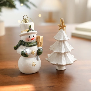 Bonhomme de neige et sapin de Noël scintillants avec étoiles dorées et cordes de suspension