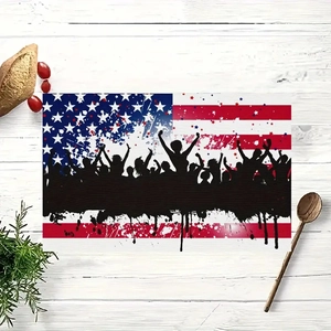 Vue détaillée du set de table patriotique avec imprimé gnome sur fond de bois blanc