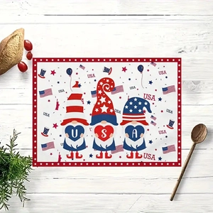 Gros plan du set de table gnome USA avec du pain et des plantes sur fond de bois blanc