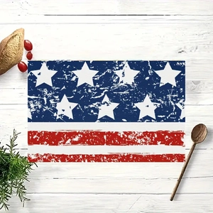 Gros plan d'un set de table drapeau américain vintage sur une table en bois blanc