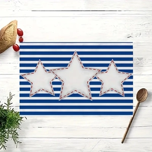 Gros plan du set de table Fête de l'Indépendance avec rayures bleues et étoiles blanches
