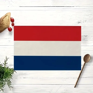 Gros plan du set de table avec motif de drapeau rouge blanc et bleu sur bois blanc