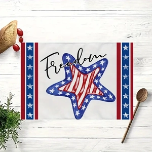 Détail d'un set de table patriotique avec étoile et texte Freedom sur fond de bois