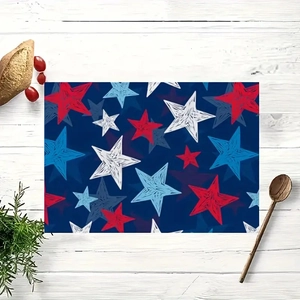 Détail du set de table Fête de l'Indépendance avec étoiles sur une table en bois