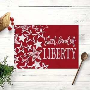 Détail du set de table rouge avec texte Sweet land of LIBERTY et étoiles décoratives