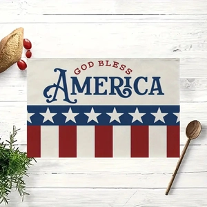 Gros plan du set de table God Bless America avec rayures patriotiques sur bois blanc