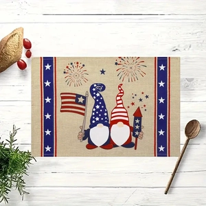 Détail du set de table tissé avec gnome pour le Jour de l'Indépendance sur bois