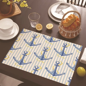 Dettaglio tovaglietta in lino con ancora blu navy e corda gialla su sfondo a righe bianche