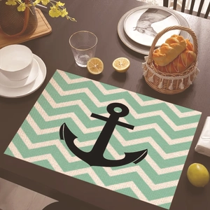 Dettaglio del set da tavola rettangolare in lino con ancora e motivi a onde menta