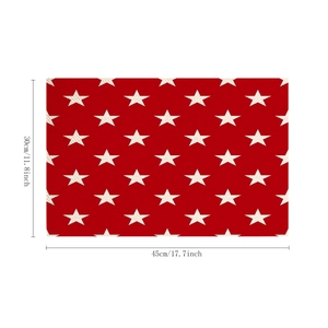 Red star pattern placemat made of heat-resistant fabric, measures 30x45cm for table decor