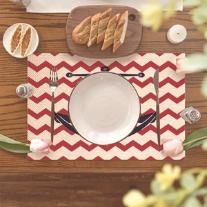 Tovaglietta in lino con ancora nautica e strisce chevron rosse su tavolo in legno