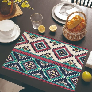Boho-Platzset mit geometrischen Mustern auf Holztisch mit Keramikgeschirr-Deko