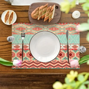 Detail einer böhmischen rechteckigen Platzmatte mit bunten Mustern auf einem Holztisch