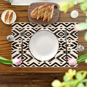 Details von böhmischen Tischsets mit geometrischem Muster auf dunklem Holztisch